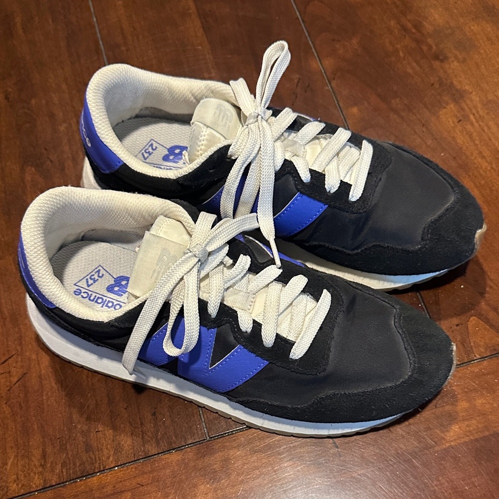 New Balance women’s Black and Blue Sneakers size 8.5  nylon and suede RETRO